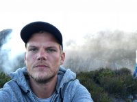 avicii:-causa-da-morte-do-dj-sueco-foi-suicidio,-diz-site